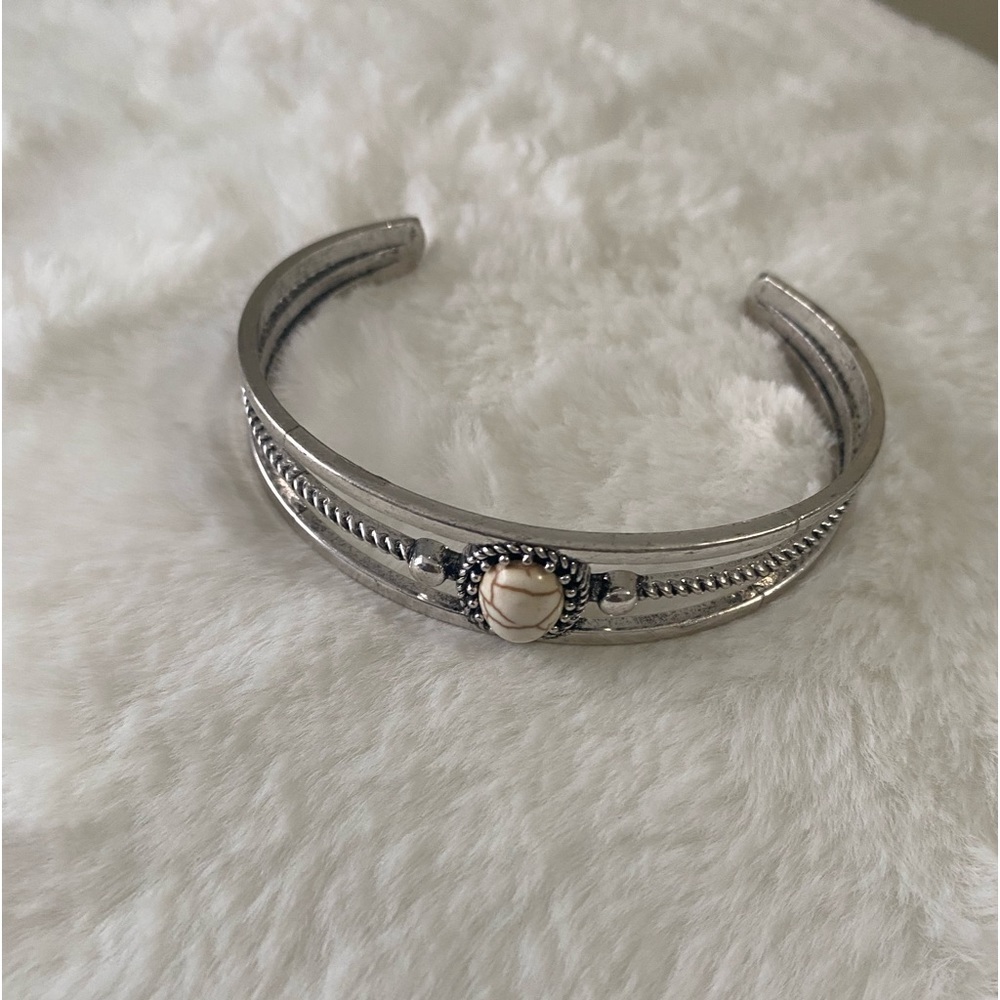 Beautiful new good condition bracelet
